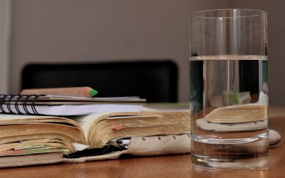 Vergoeding meewerkende partner niet aftrekbaar